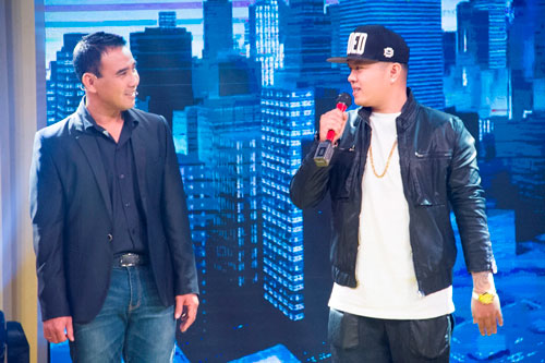 MC Quyền Linh c&ugrave;ng th&iacute; sinh Mr T 