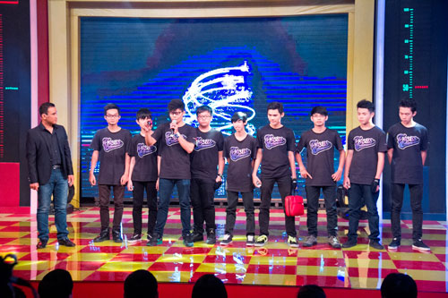 MC Quyền Linh c&ugrave;ng nh&oacute;m Focus - nh&oacute;m biểu diễn Yoyo.