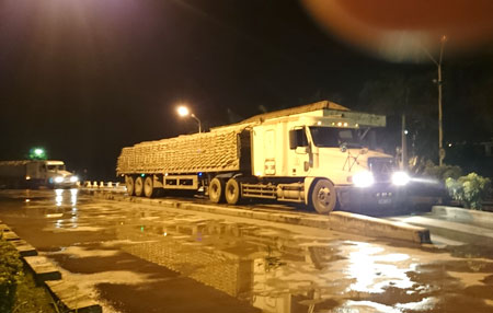 Xe từ Nhà máy Xi măng Chinfon tiếp tục chở quá tải