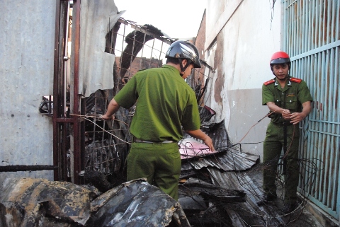 To&agrave;n bộ xưởng gỗ của gia đ&igrave;nh &ocirc;ng H&ograve;a đ&atilde; bị thi&ecirc;u rụi.