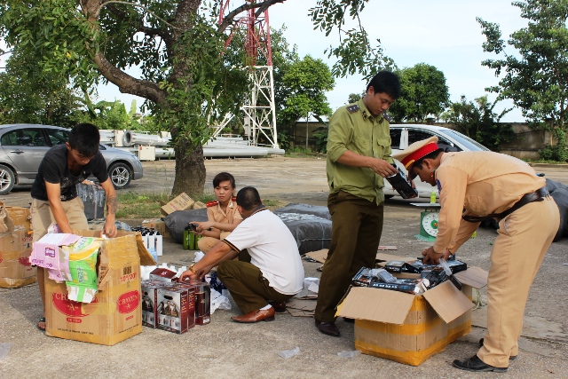 Lực lượng chức năng đang kiểm tra số h&agrave;ng bị ph&aacute;t hiện bắt giữ