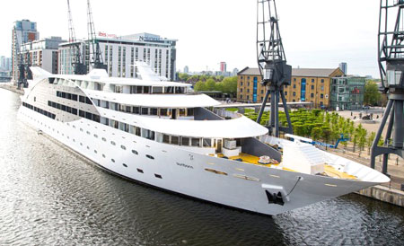 Kh&aacute;ch sạn nổi cao 5 tầng nằm b&ecirc;n bờ ph&iacute;a Đ&ocirc;ng của cảng Royal Victoria,Thủ đ&ocirc; London, Anh