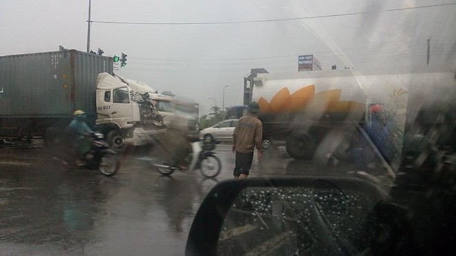 Tr&ecirc;n Quốc lộ 5, ngay trước khu Đặng X&aacute; xảy ra vụ tai nạn giao th&ocirc;ng giữa xe container v&agrave; be bồn. Giao th&ocirc;ng qua khu vực n&agrave;y cũng &ugrave;n ứ.