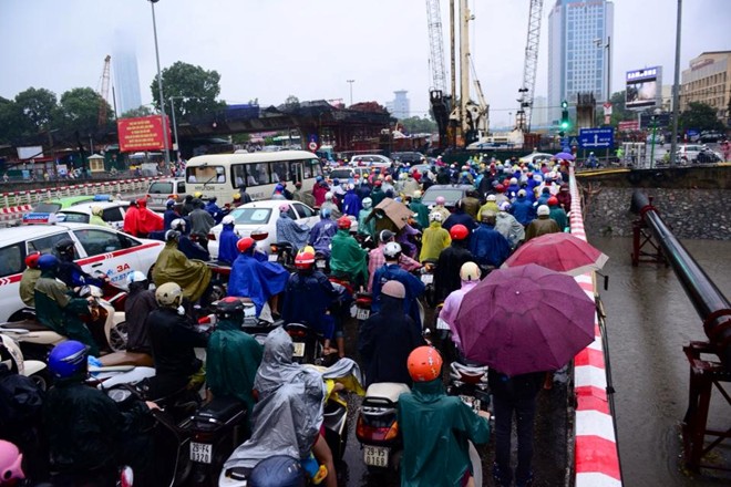 &Ugrave;n tắc xảy ra tại khu vực thi c&ocirc;ng cầu cạn đường v&agrave;nh đai 2, do lượng phương tiện qua đ&acirc;y tăng cao. 