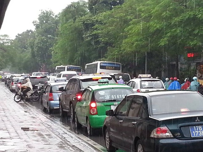 Phố Nguyễn Th&aacute;i Học (quận Ba Đ&igrave;nh) cũng trong t&igrave;nh trạng tương tự. 