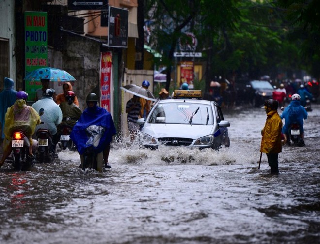 Trong khi đ&oacute;, nhiều tuyến phố ngập nặng cũng khiến giao th&ocirc;ng t&ecirc; liệt.