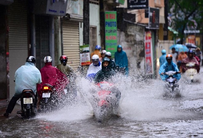 Phố Vũ Trọng Phụng (quận Thanh Xu&acirc;n) ngập 20-30 cm khiến nhiều người kh&ocirc;ng d&aacute;m qua lại.