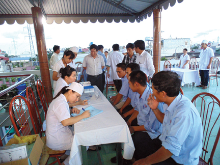 C&aacute;c l&aacute;i xe đang tiến h&agrave;nh kh&aacute;m sức khỏe định kỳ (Ảnh minh họa)
