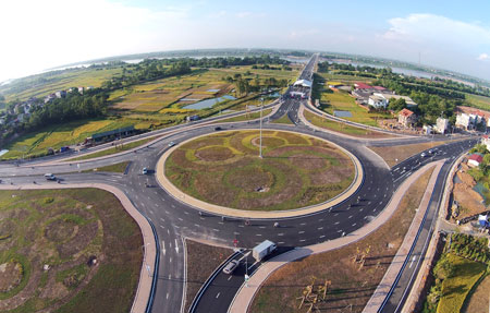 C&aacute;c c&ocirc;ng tr&igrave;nh giao th&ocirc;ng đường bộ mang nhiều diện mạo mới v&igrave; đ&acirc;y l&agrave; lĩnh vực hấp dẫn nh&agrave; đầu tư (ảnh chụp v&ograve;ng xuyến dẫn l&ecirc;n cầu Vĩnh Thịnh)