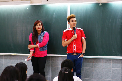 Tham gia chương trình “búp bê quái vật” Minh Thùy chọn trang phục đơn giản, năng động là áo thun quần jean, kết hợp cùng chiếc áo khoác jean trẻ trung thích hợp cho những hoạt động sôi nổi tại buổi giao lưu.