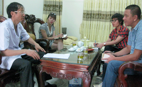 Ph&oacute;ng vi&ecirc;n l&agrave;m việc với &ocirc;ng Cảnh