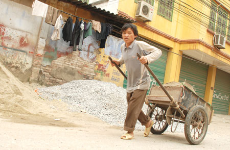 Nh&acirc;n c&ocirc;ng l&agrave;m thời vụ thường bị người sử dụng lao động trốn tr&aacute;ch nhiệm đ&oacute;ng BHXHẢnh: Li&ecirc;n Anh