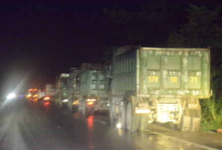 Đoàn xe Howo quá tải tụ tập trước trạm cân, 3km chờ thời cơ vượt trạm