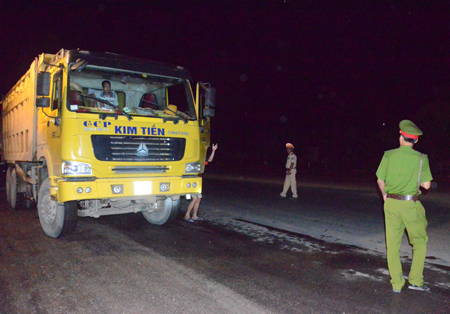 Lực lượng chức năng phải tản ra nhiều vị trí, chặn đầu, khóa đuôi chiếc xe này mới chịu dừng lại