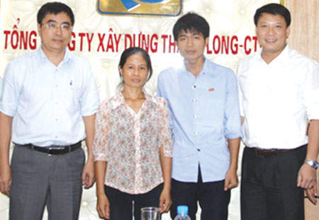 L&atilde;nh đạo TCT X&acirc;y dựng Thăng Long gặp gỡ, động vi&ecirc;n mẹ con thủ khoa Kiều Văn Bắc