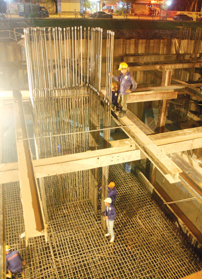 Thi c&ocirc;ng ga L&aacute;ng