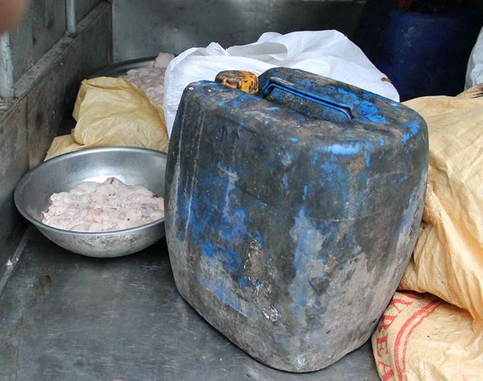 Nguy&ecirc;n liệu v&agrave; mỡ nước th&agrave;nh phẩm được để trong c&aacute;c th&ugrave;ng c&aacute;u bẩn, mất vệ sinh 