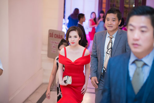 Hồng Sơn mặc vest bảnh bao, lịch l&atilde;m