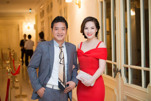 S&aacute;nh vai b&ecirc;n cạnh anh l&agrave; MC xinh đẹp Đan L&ecirc;.