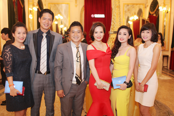 Hồng Sơn c&ograve;n tươi tắn chụp ảnh với vợ chồng MC B&igrave;nh Minh