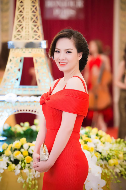 V&igrave; &ocirc;ng x&atilde; bận quay phim mới n&ecirc;n Đan L&ecirc; dự tiệc một m&igrave;nh.