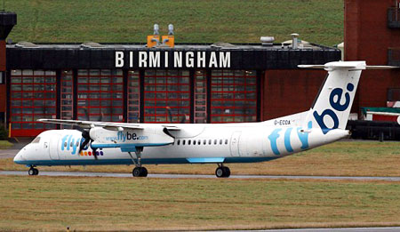 Một m&aacute;y bay của h&atilde;ng Flybe tại S&acirc;n bay quốc tế Birmingham
