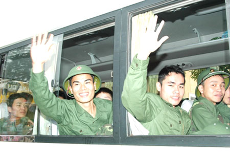 Thanh ni&ecirc;n h&aacute;o hức l&ecirc;n đường nhập ngũ