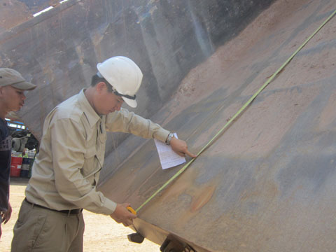 Kiểm tra k&iacute;ch thước th&ugrave;ng xe &ocirc; t&ocirc; tải tự đổ