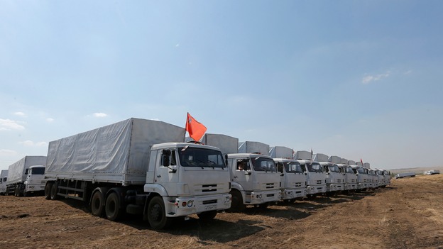 280 xe tải chở h&agrave;ng cứu trợ của Nga đang ở b&atilde;i tập kết gần bi&ecirc;n giới với Ukraine, chờ được chuyển tới tay người d&acirc;n ở ph&iacute;a đ&ocirc;ng nước n&agrave;y