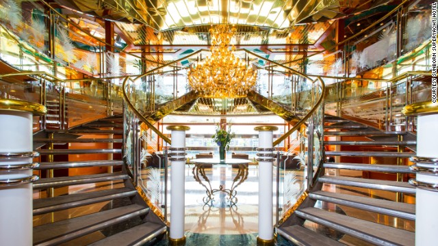 Kh&ocirc;ng gian l&atilde;ng mạn v&agrave; sang trọng tr&ecirc;n t&agrave;u rất giống khung cảnh trong phim Titanic. 