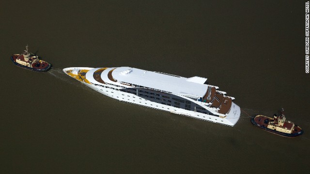 Chiếc du thuyền n&agrave;y kh&ocirc;ng c&oacute; động cơ, mất 2 tuần mới k&eacute;o được từ Phần Lan về Anh