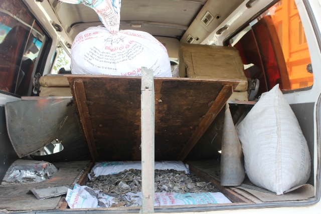 Qua kiểm tra xe, lực lượng chức năng đ&atilde; ph&aacute;t hiện gầm xe 37A-114.00 c&oacute; một khoang chứa đựng số lượng vẩy t&ecirc; t&ecirc; lớn