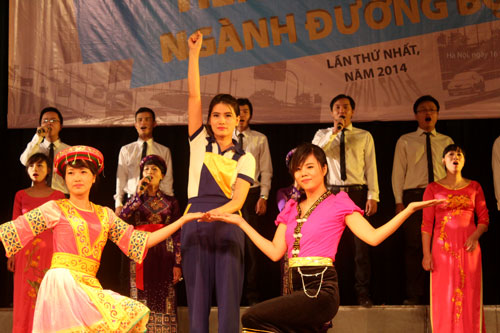 Tiết mục Tổ kh&uacute;c Hồ Ch&iacute; Minh - Cơ quan Tổng cục Đường bộ VN đạt giải A Tốp ca