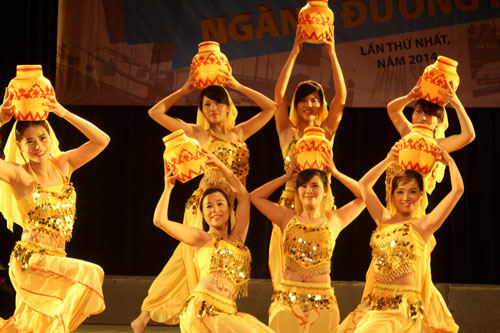 M&uacute;a chăm tiết mục đ&atilde; gi&agrave;nh giải đặc biệt về m&uacute;a của hội thi