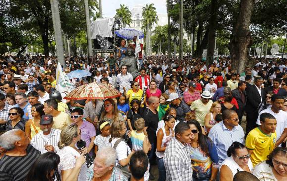 10.000 người xếp h&agrave;ng d&agrave;i, chờ trong nhiều giờ liền chỉ mong được nh&igrave;n thấy quan t&agrave;i vị ứng cử vi&ecirc;n TT lần cuối