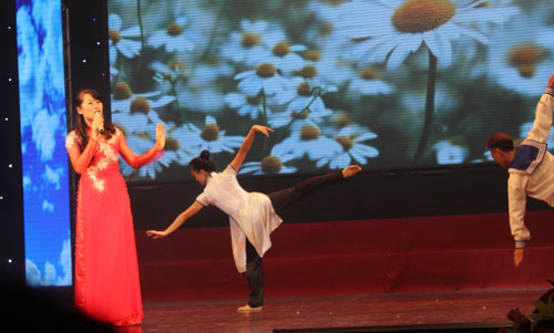 Tiết mục Đất nước t&igrave;nh y&ecirc;u - Tổng cục Đường bộ VN đạt giải Khuyến k&iacute;ch đơn ca nữ