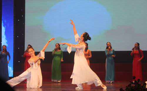 Tiết mục T&igrave;nh em biển cả - Nh&agrave; xuất bản GTVT đạt giải Khuyến kh&iacute;ch