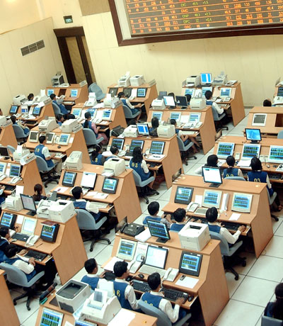 Chi ph&iacute; l&atilde;i vay vẫn l&agrave; một g&aacute;nh nặng kh&ocirc;ng nhỏ với nhiều doanh nghiệp ni&ecirc;m yết