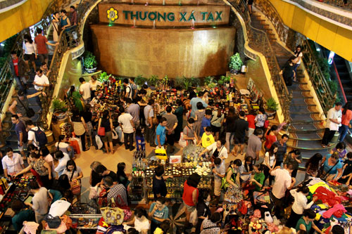 Thương x&aacute; Tax đ&ocirc;ng nghịt người (Ảnh: Thanh Ni&ecirc;n)