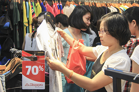 Nhiều mặt h&agrave;ng giảm gi&aacute; mạng