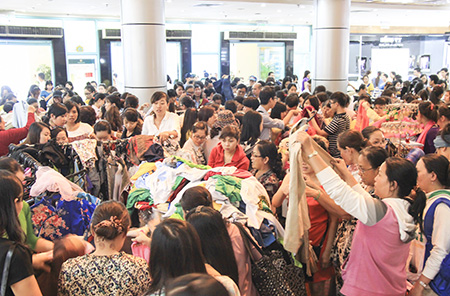 C&aacute;c tiểu thương thay phi&ecirc;n nhau b&aacute;n h&agrave;ng dưới khu vực đại sảnh