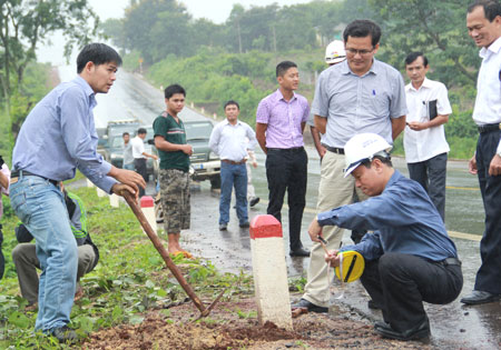 Cột mốc ch&ocirc;n tốt hay kh&ocirc;ng, trời mưa cạy l&ecirc;n biết liền