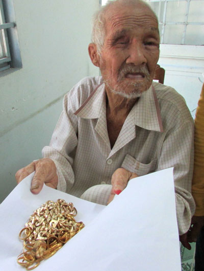 &Ocirc;ng l&atilde;o ăn xin v&agrave; số v&agrave;ng được trả lại