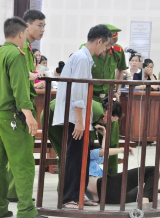 Nghe chồng bị VKSND tại phi&ecirc;n t&ograve;a đề nghị mức &aacute;n chung th&acirc;n, bị c&aacute;o My ngất xỉu ngay trước v&agrave;nh m&oacute;ng ngựa