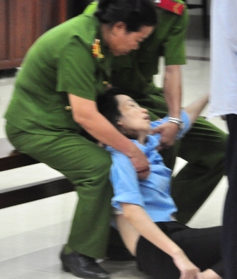 Phi&ecirc;n t&ograve;a s&aacute;ng 21/8 phải tạm ho&atilde;n do sức khỏe của bị c&aacute;o My vẫn chưa đảm bảo