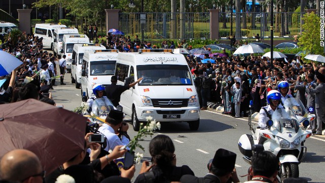 Xe tang đưa x&aacute;c c&aacute;c nạn nh&acirc;n rời khỏi s&acirc;n bay quốc tế Kuala Lumpur