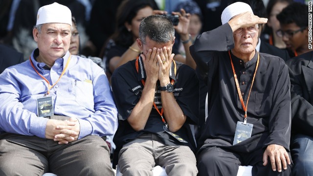 Th&acirc;n nh&acirc;n c&aacute;c h&agrave;nh kh&aacute;ch xấu số kh&ocirc;ng cầm được nước mắt