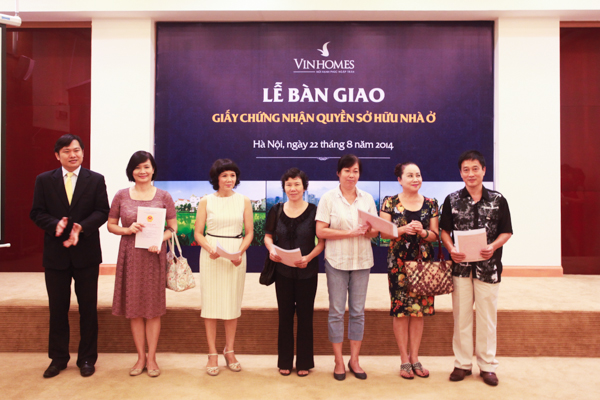 L&atilde;nh đạo Vinhomes trao sổ đỏ cho cư d&acirc;n