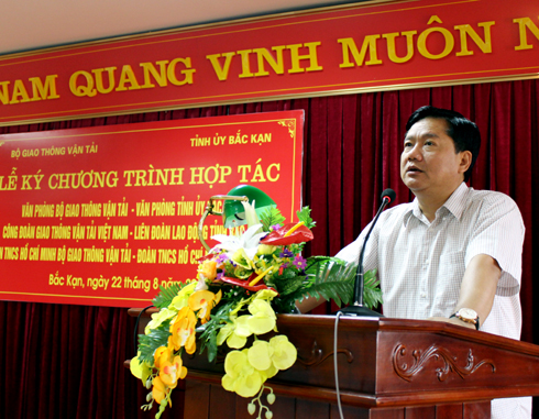 Bộ trưởng Đinh La Thăng ph&aacute;t biểu sau lễ k&yacute; chương tr&igrave;nh hợp t&aacute;c.