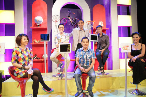 5 gi&aacute;m khảo chuy&ecirc;n m&ocirc;n c&ugrave;ng MC Quyền Linh